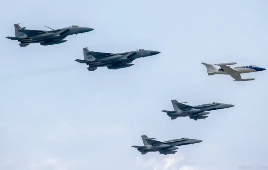 Американски военни самолети пристигат в Гренландия
