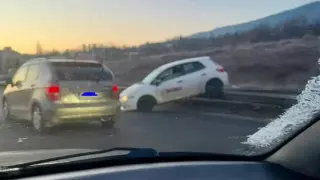 Кола с каскада на Околовръстното в София