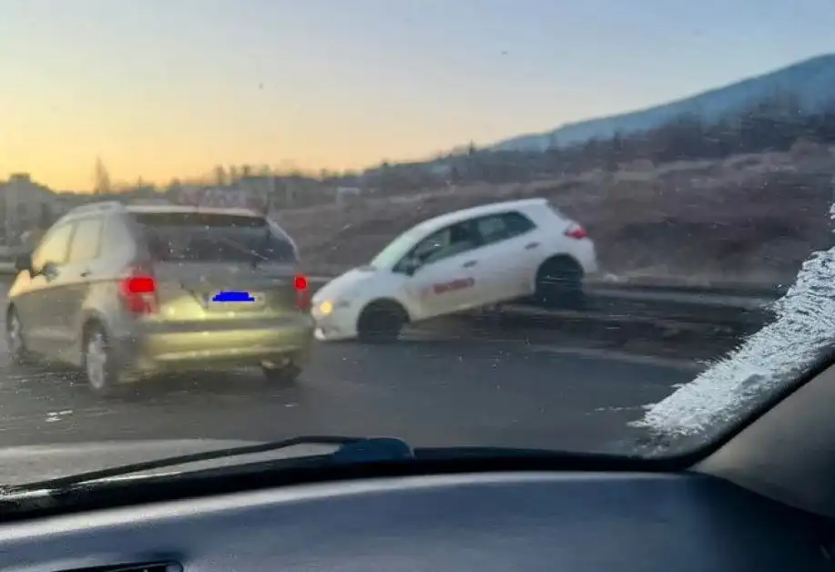 Кола с каскада на Околовръстното в София