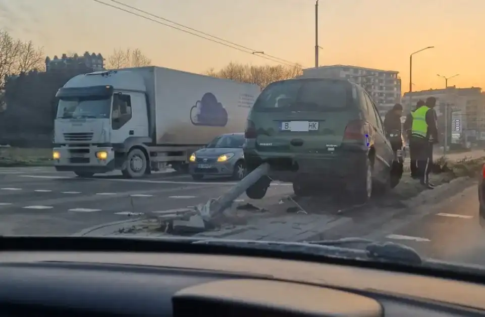 Кола затанцува на пилон във Варна