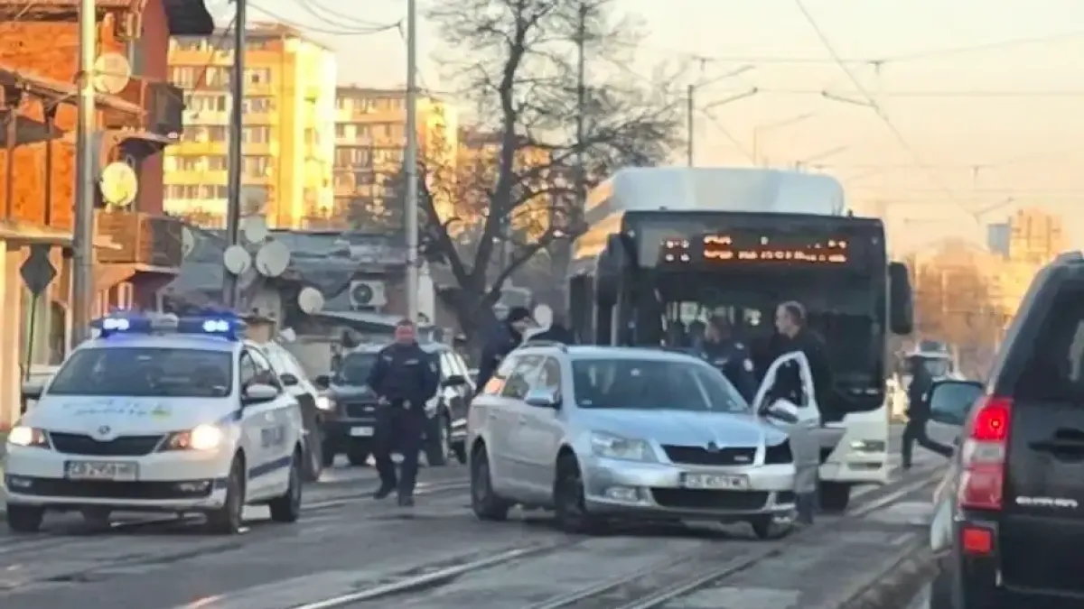 "Моментално възмездие": Нагъл шофьор изскочи пред автобус в София, после му се дорева Снимки