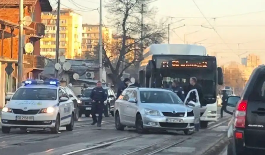 "Моментално възмездие": Нагъл шофьор изскочи пред автобус в София, после му се дорева Снимки