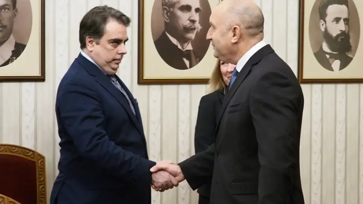 Харизанов: Асен Василев действа като „двоен агент“ и захранва проекта на Радев с кадри