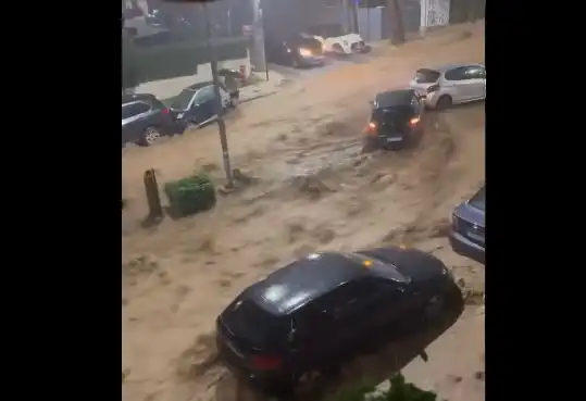Гърция под водата: Екстремни валежи парализираха Атина, затварят училища и пристанища