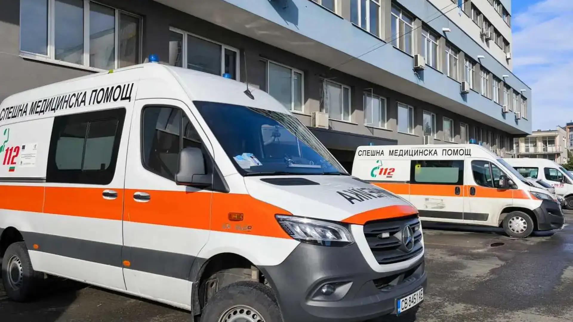 Инцидент в Благоевград: Багерист падна в изкоп заедно с машината си Снимки