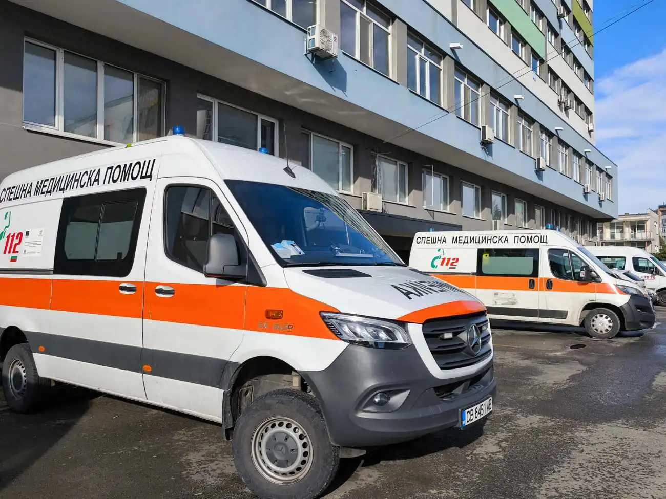 Инцидент в Благоевград: Багерист падна в изкоп заедно с машината си Снимки