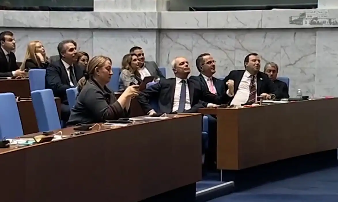 Обърнаха го на панаир! Тропане и скандирания в пленарната зала