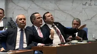 Обърнаха го на панаир! Тропане и скандирания в пленарната зала