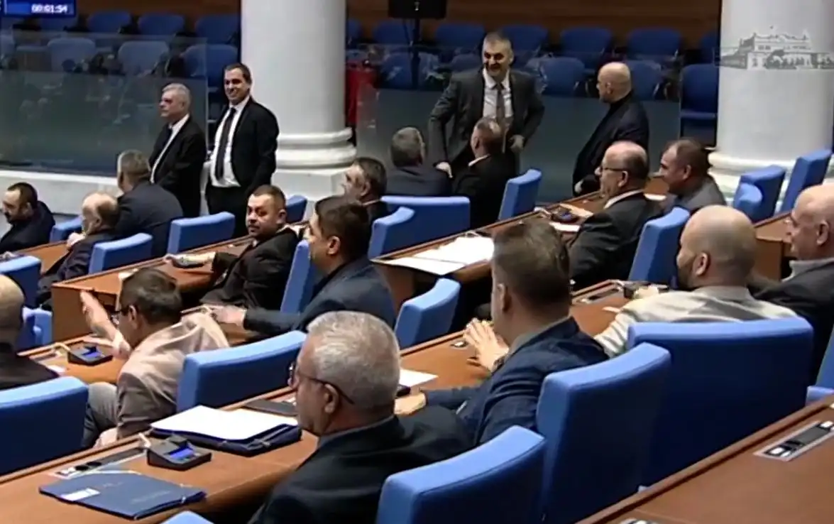Обърнаха го на панаир! Тропане и скандирания в пленарната зала