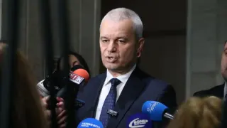 Костадинов с предупреждение: Летището в София може да е цел за бомбардиране
