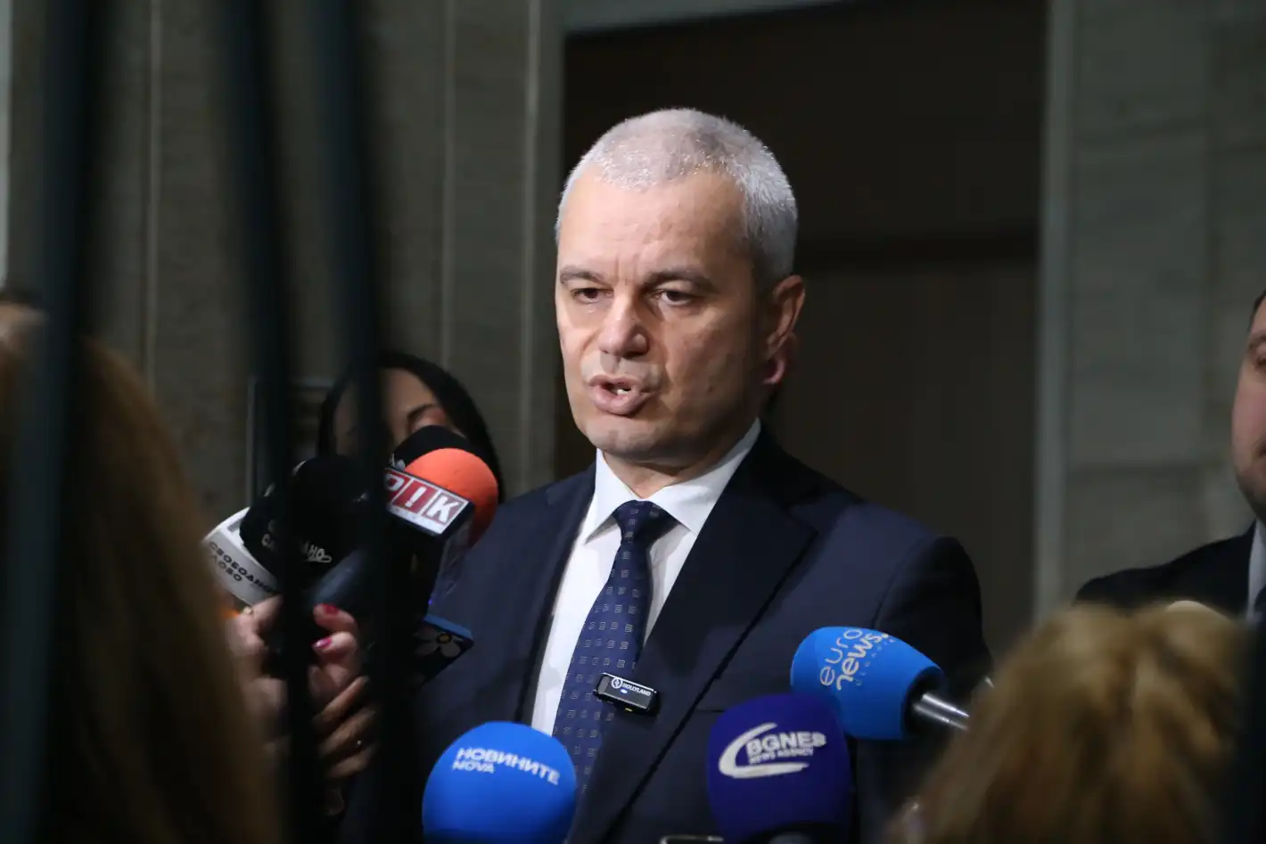Костадинов с предупреждение: Летището в София може да е цел за бомбардиране