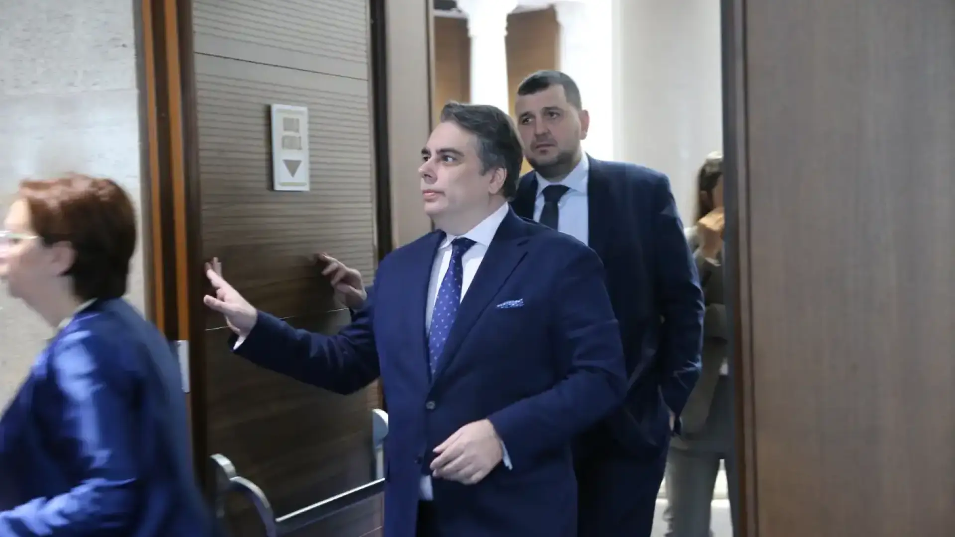 Сигнал за разкол? В ДБ зоват: Не допускайте Асен Василев да ви извива...