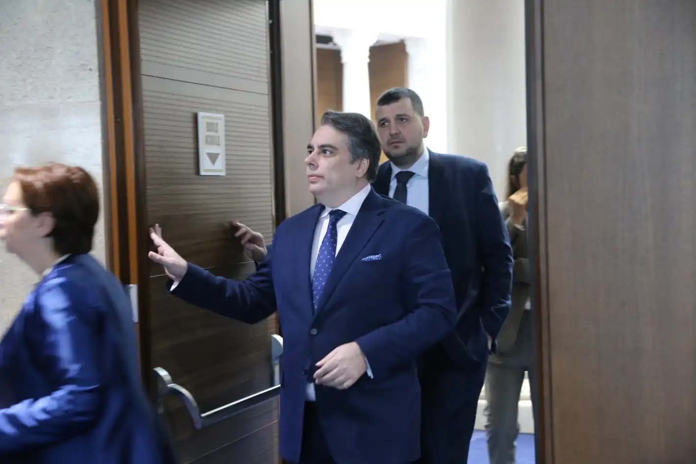 Сигнал за разкол? В ДБ зоват: Не допускайте Асен Василев да ви извива...