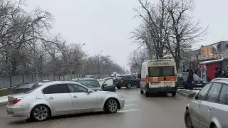 Тежък сблъсък между BMW и VW край училище във Враца, единият шофьор се оказа ученик Снимки