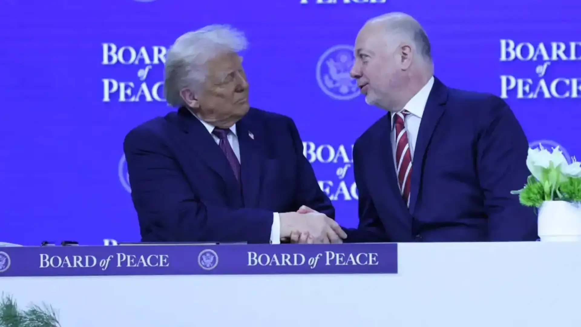 Желязков с първи думи след историческия подпис в Давос Снимки