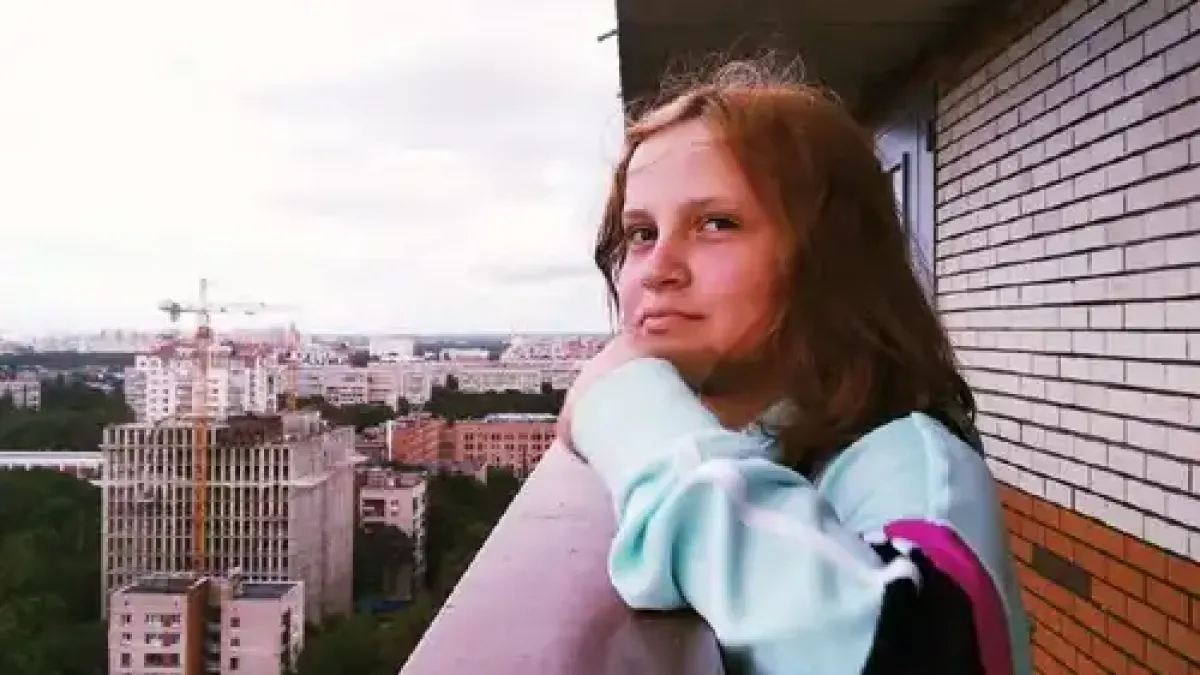 Осъдиха ученичка на 4 г. затвор заради плакати с руски бойци за Украйна Снимки