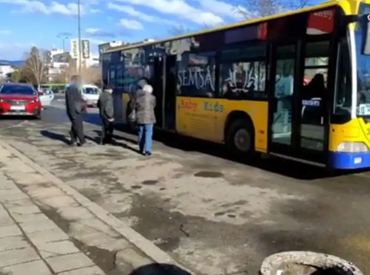 Пътник си развя члена пред кондукторка в Кърджали, кани жената да седне на...