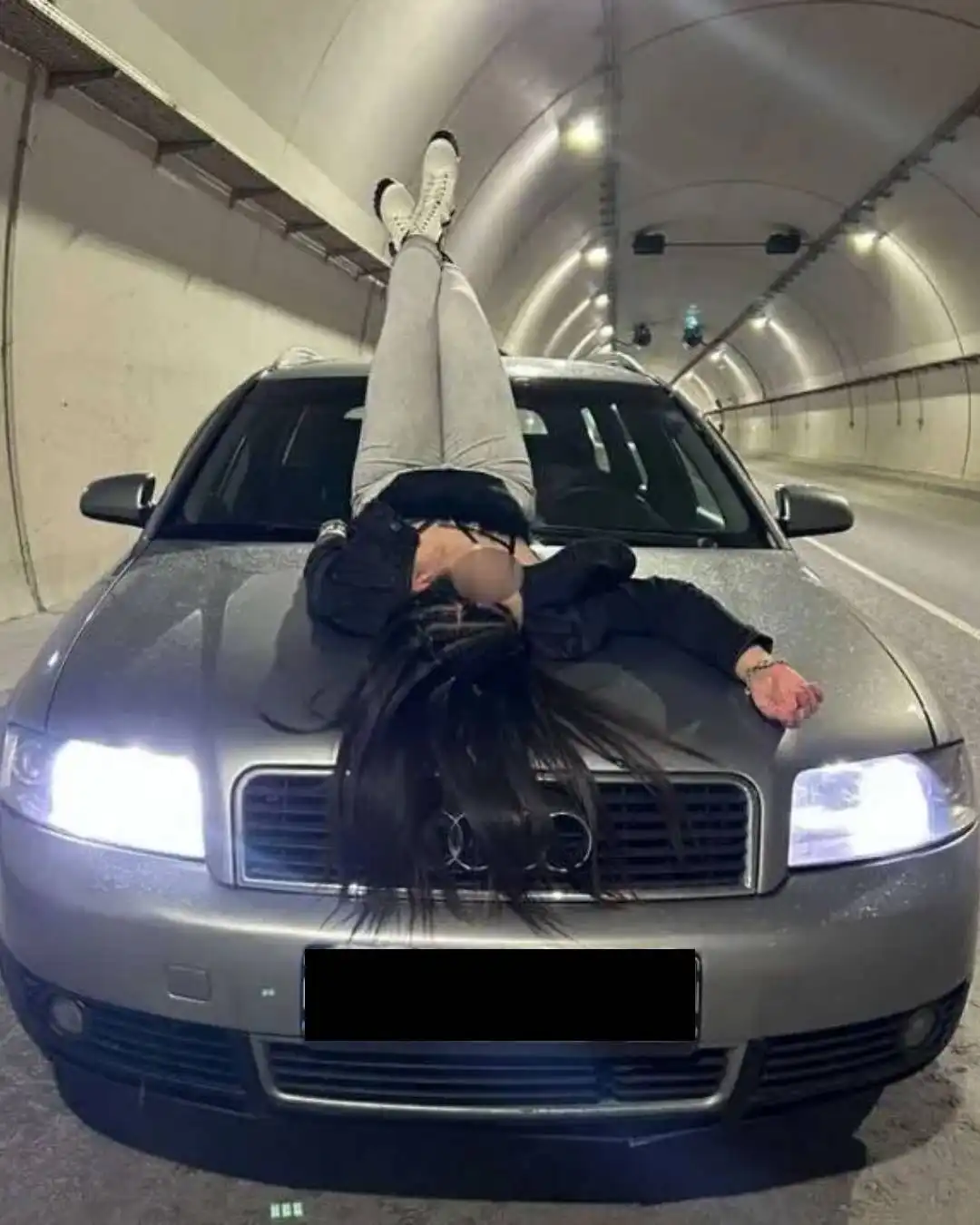 Безумие! Момиче си спретна фотосесия в тунел "Железница" Снимка