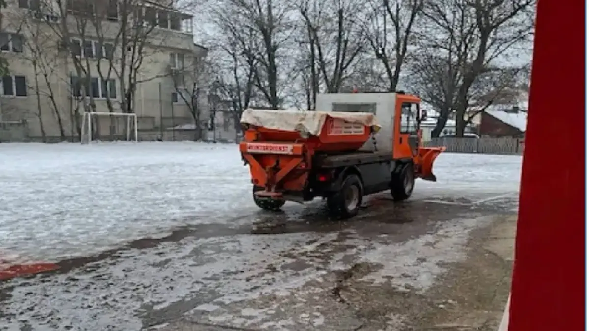 Родител със снегорин свърши работата на общината в русенско училище