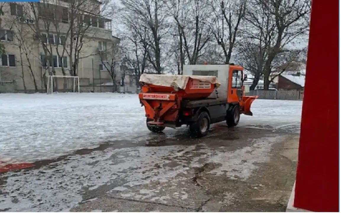 Родител със снегорин свърши работата на общината в русенско училище