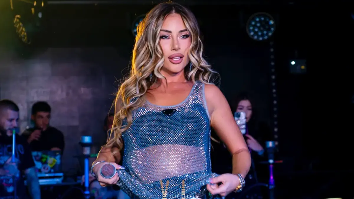 Видя се голото дупе на Гери-Никол по време на участие Снимки 18+