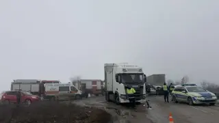 Жертва и километрични тапи след тежка катастрофа между два ТИР-а край Враца