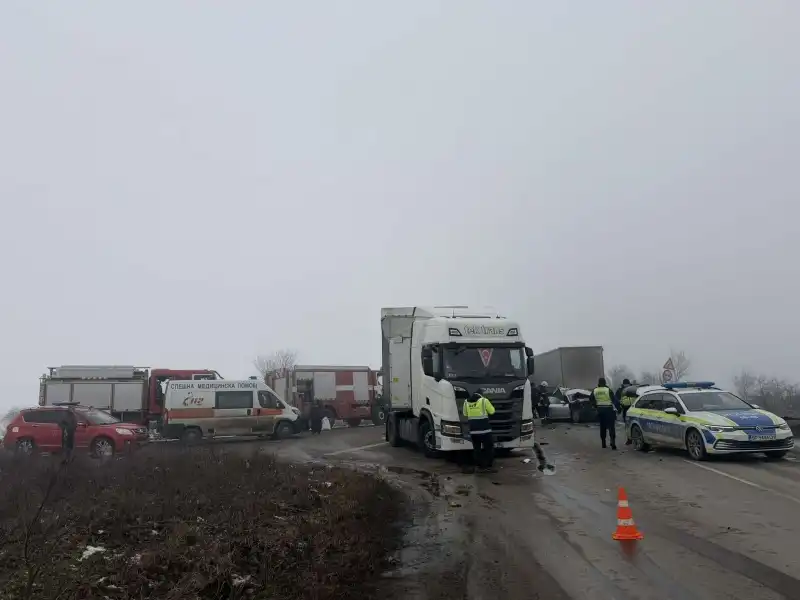 Жертва и километрични тапи след тежка катастрофа между два ТИР-а край Враца