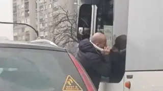 Екшън в София: Шофьор бие и хапе водач на автобус на светофар в „Красна поляна“