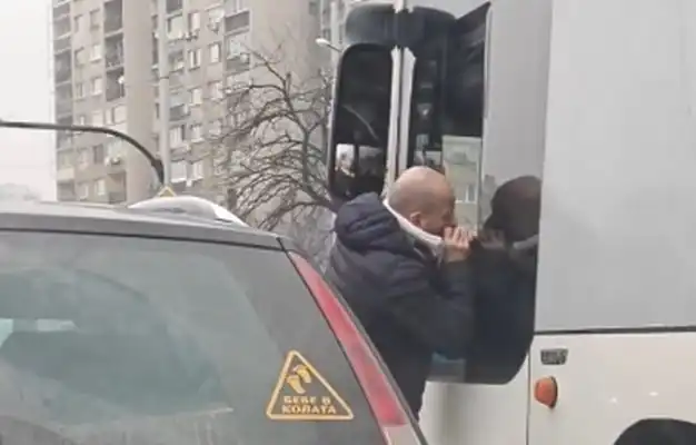 Екшън в София: Шофьор бие и хапе водач на автобус на светофар в „Красна поляна“
