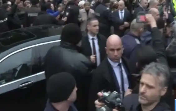 Гражданинът Радев отпраши от "Дондуков" 2, но не с Шкодата, а... Снимки