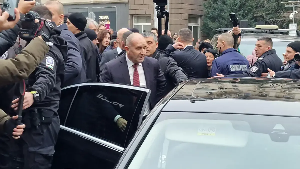 Гражданинът Радев отпраши от "Дондуков" 2, но не с Шкодата, а... Снимки