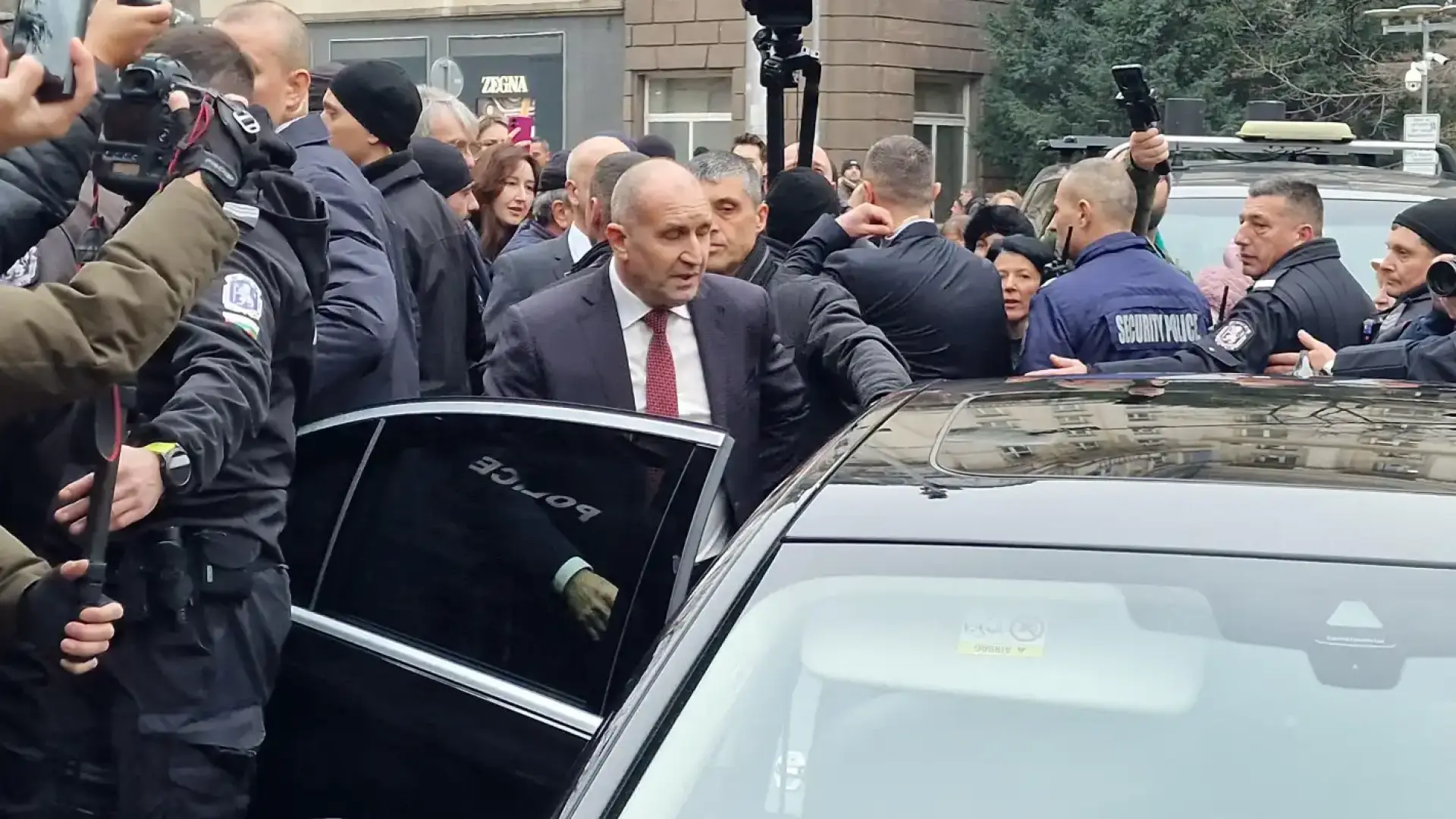 Гражданинът Радев отпраши от "Дондуков" 2, но не с Шкодата, а... Снимки