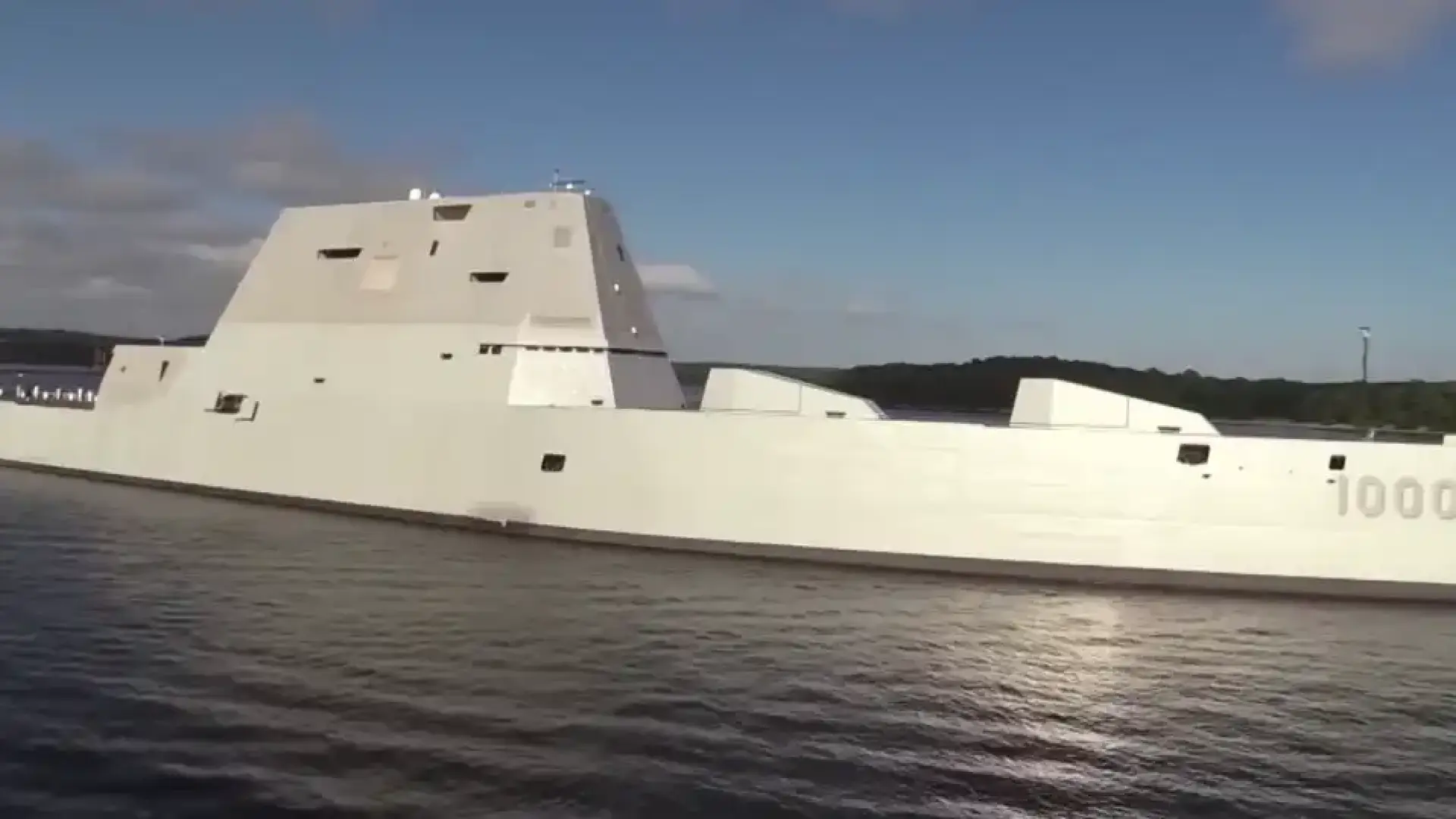 САЩ пуснаха в морето 4,6-милиарден кораб с хиперзвукови ракети