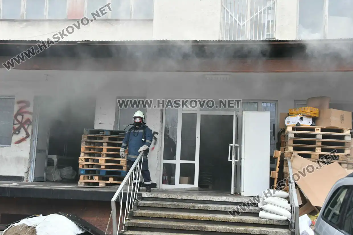 Инфарктна ситуация в промишлената зона на Хасково, вият сирени Снимки