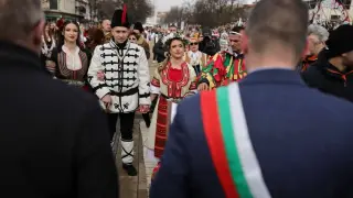 Огромна изненада на фестивала "Сурва" в Перник! Какво направиха тези двамата
