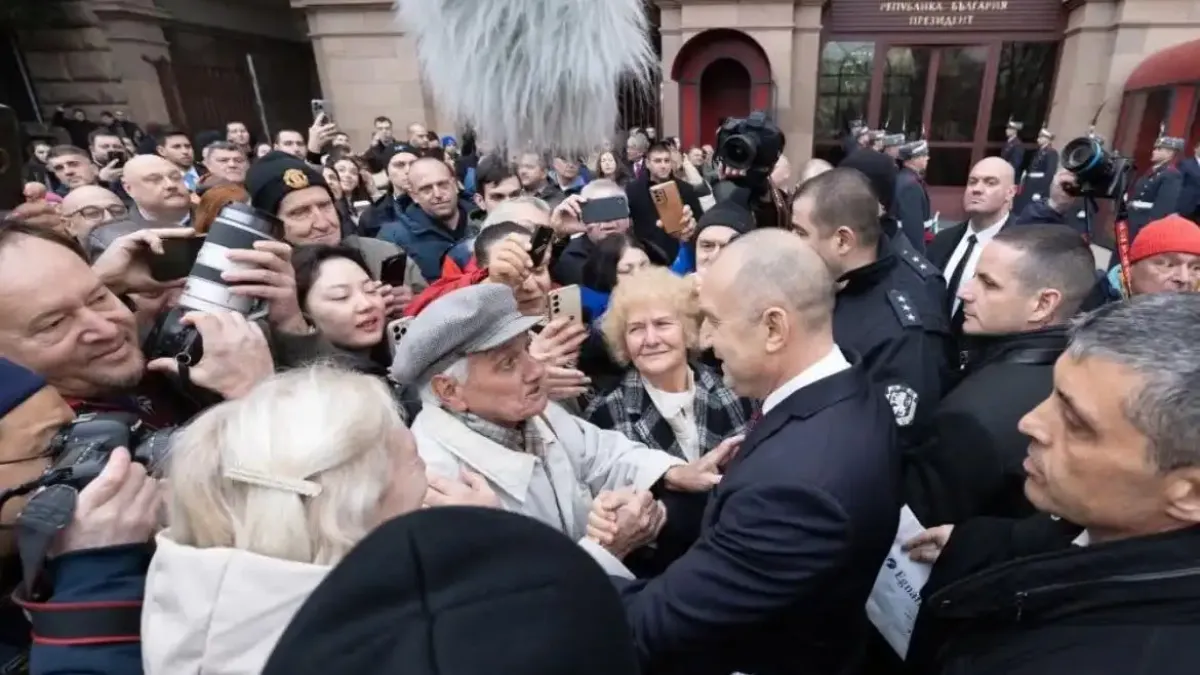 Виктор Димчев пусна снимка от изпращането на Радев и посочи 5 неща, които виждаме на нея