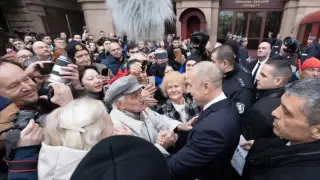 Виктор Димчев пусна снимка от изпращането на Радев и посочи 5 неща, които виждаме на нея