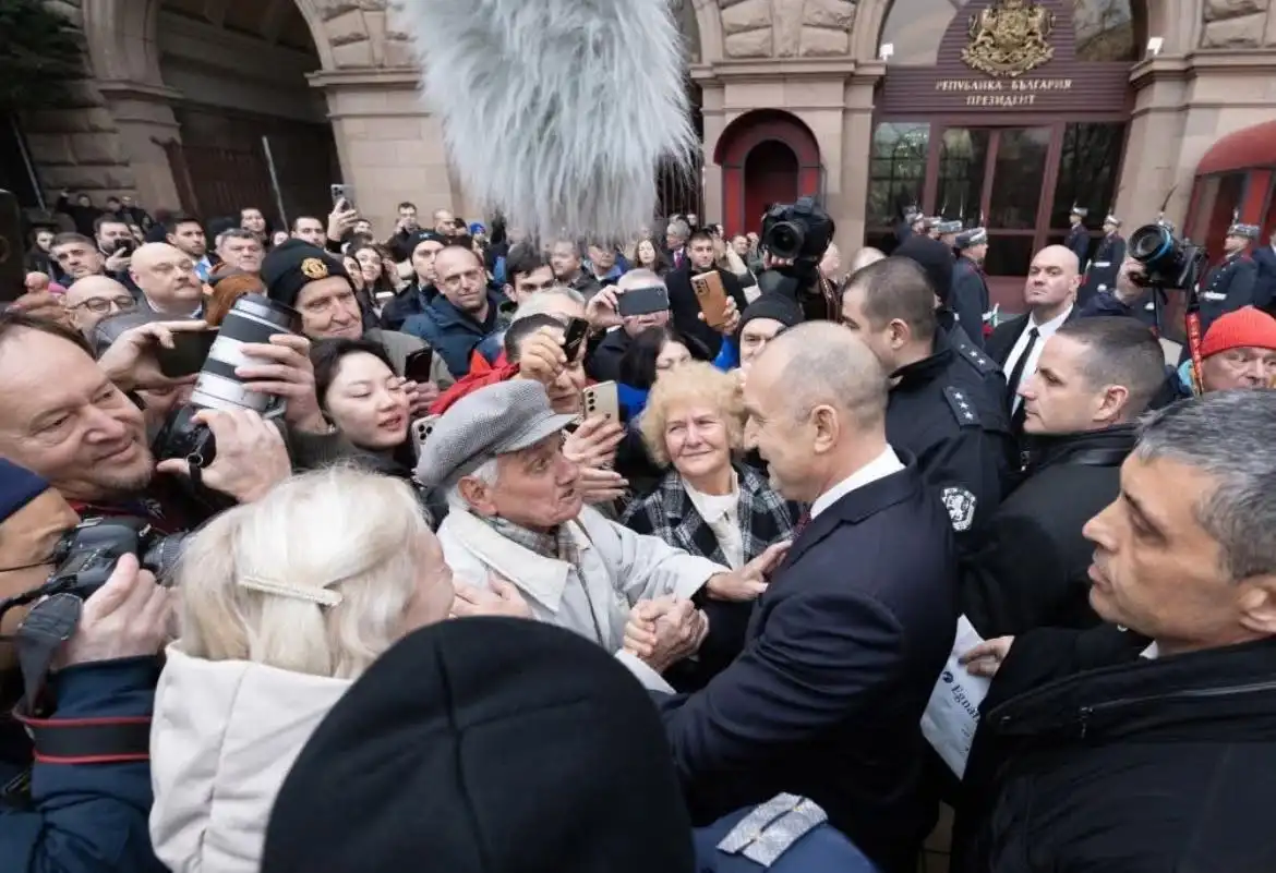 Виктор Димчев пусна снимка от изпращането на Радев и посочи 5 неща, които виждаме на нея