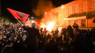 Албания пламна! Коктейли "Молотов" и камъни летят по полицията, гасят народния гняв с водни оръдия и сълзотворен газ