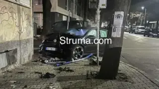 Зверски удар в Благоевград в ранни зори: "Голф" се заби в къща, разбуди всички Снимки