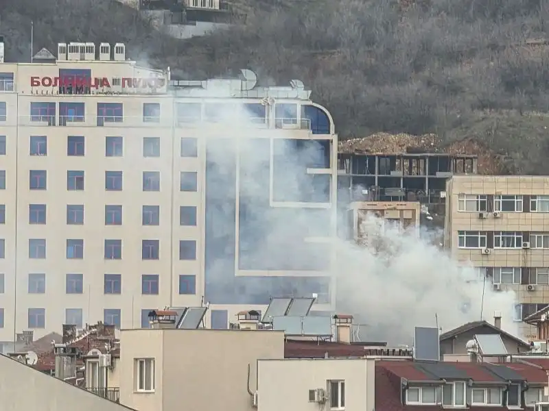 Голям пожар край болница в Благоевград Снимки