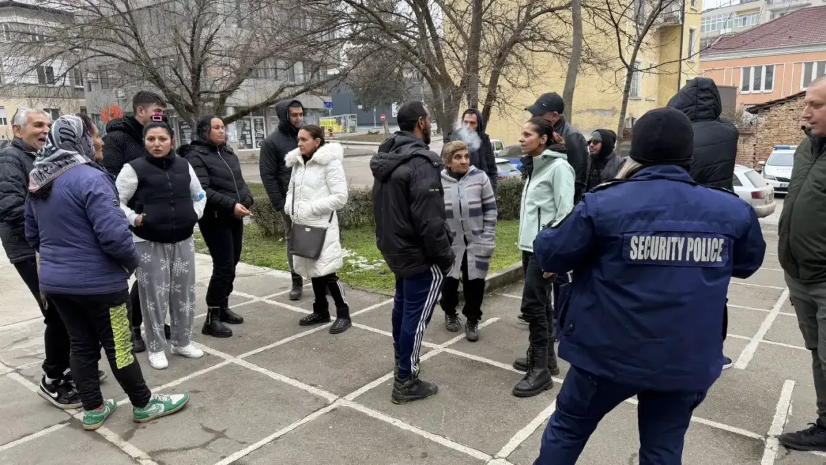 Масов бой с метални пръти в Горна Оряховица! Полиция разделя с кордон побеснелите Снимки