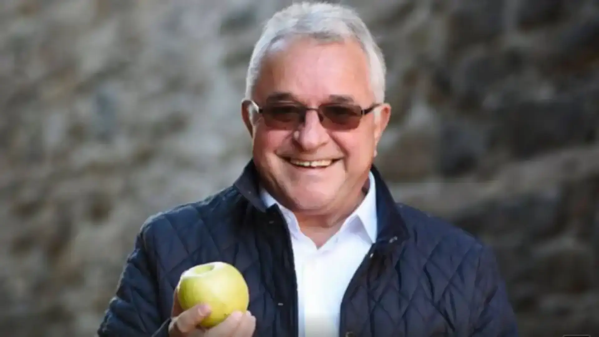 Роден фермер превъртя играта! Продава автобиографията си за 100 евро