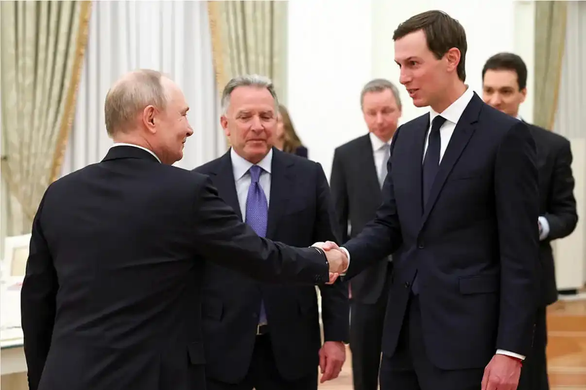 Кушнер се появи със специален пръстен при Путин Снимка