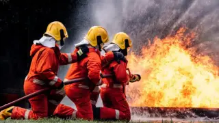 Огнен ад в Гърция! Пламна фабрика за бисквити, хора са в неизвестност