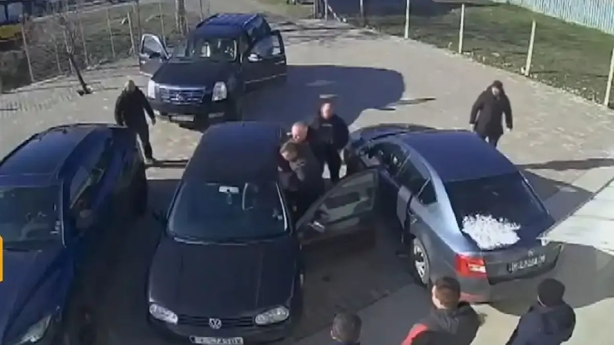 Разследват бивш кмет и сина му: Изкараха ме от колата и получих ритници