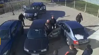 Разследват бивш кмет и сина му: Изкараха ме от колата и получих ритници