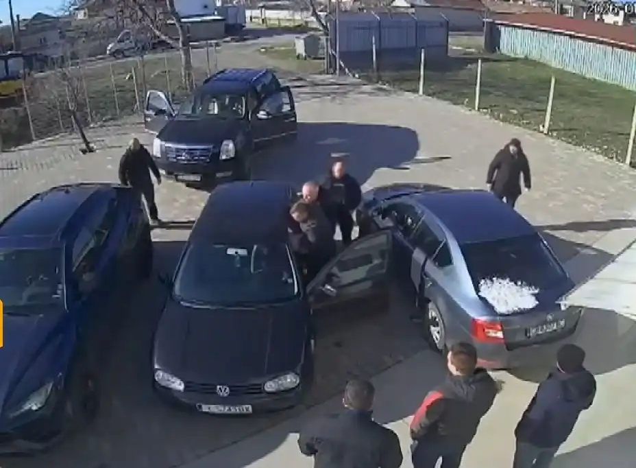 Разследват бивш кмет и сина му: Изкараха ме от колата и получих ритници