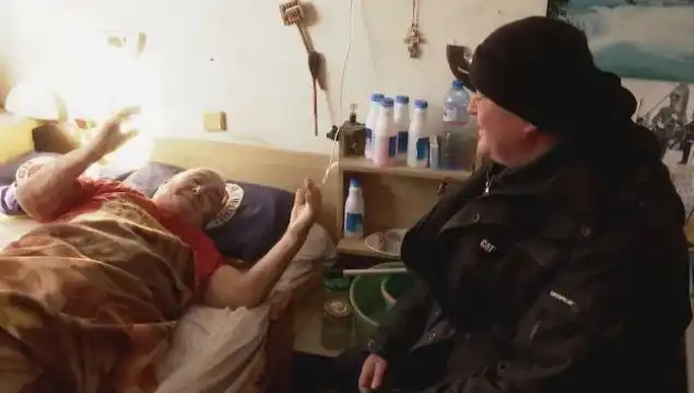 Мъж от Сливен и болния му баща живеят 9 дни в апартамент без прозорци