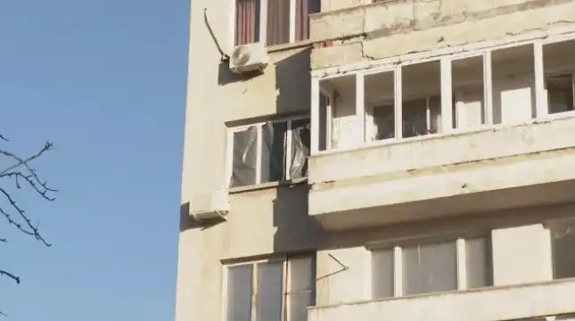 Мъж от Сливен и болния му баща живеят 9 дни в апартамент без прозорци